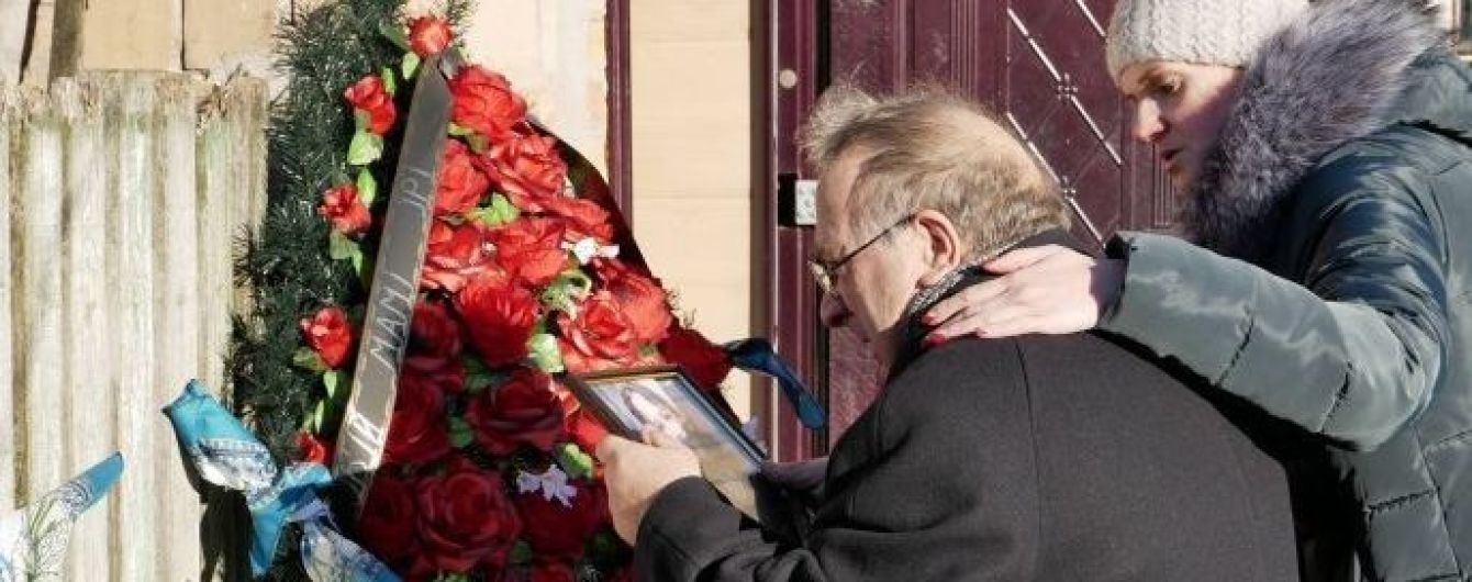 У будинку Россошанського тривають слідчі дії, поки Ноздровську ховають у закритій труні