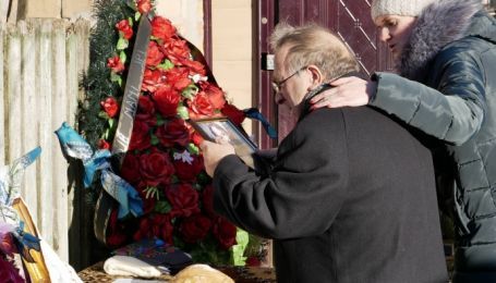 В доме Россошанского проходят следственные действия, пока Ноздровскую хоронят в закрытом гробу