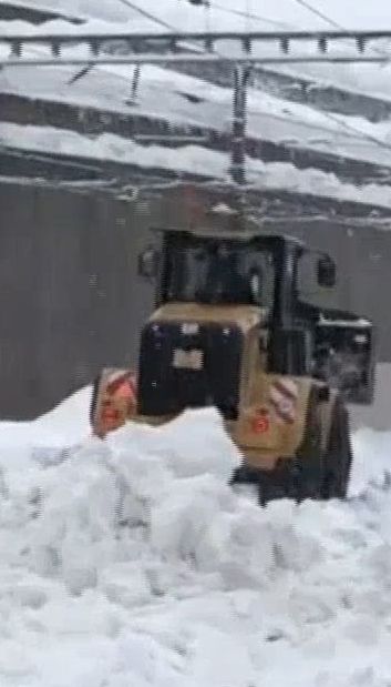 Закрытые дороги и заблокированные туристы: в Швейцарии сообщают об угрозе схода лавин