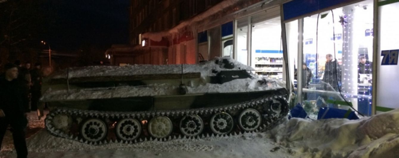 Заїхав по вино: в Росії військовий тягач протаранив вітрину магазину