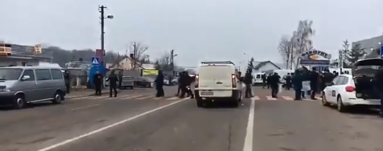 На Львовщине митингующие перекрыли дорогу к пункту пропуску Шегини