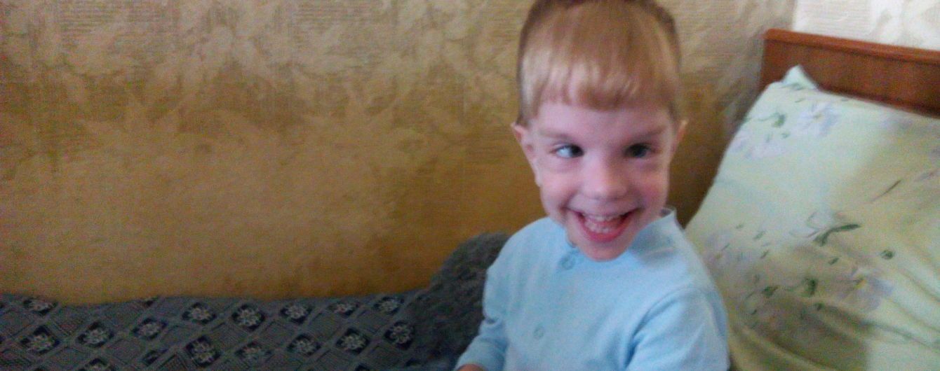 Батьки Валентина просять фінансової допомоги на лікування сина