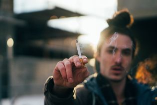 Ученые шокировали статистикой о количестве людей, которые уже после первой сигареты становятся постоянными курильщиками
