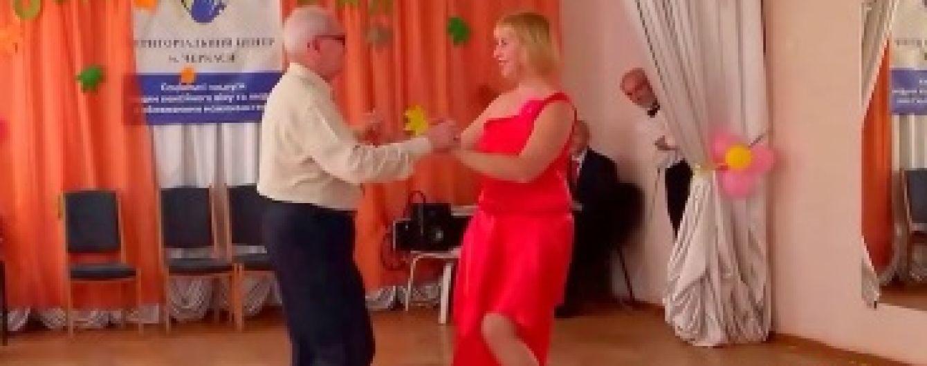 В Черкассах 77-летний дедушка открыл школу танцев для пенсионеров