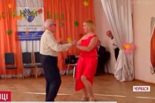 В Черкассах 77-летний дедушка открыл школу танцев для пенсионеров