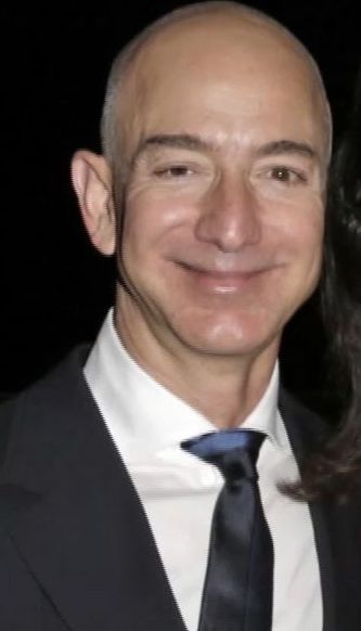 Самым богатым человеком в истории человечества стал основатель Amazon