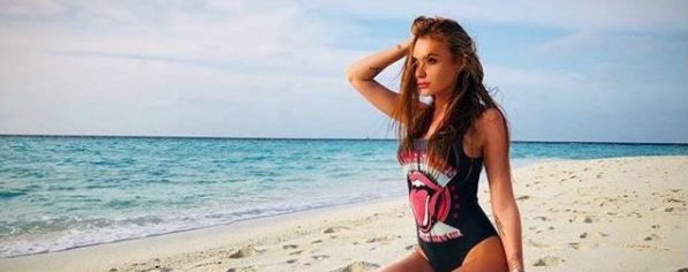 Сексапильная "НЕАНГЕЛ" Слава показала прокачанный животик и упругие ягодицы в бикини