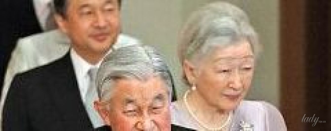 В платье цвета лиловой розы: 83-летняя императрица Японии Митико на церемонии в Токио