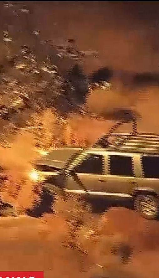 Після перегонів з поліцією чоловік і жінка почали пристрасно цілуватися на очах у копів