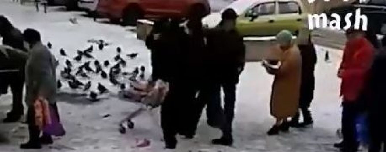 У РФ зняли на відео, як пенсіонери дістають зі смітника протерміновані продукти