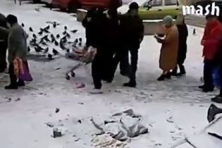 У РФ зняли на відео, як пенсіонери дістають зі смітника протерміновані продукти