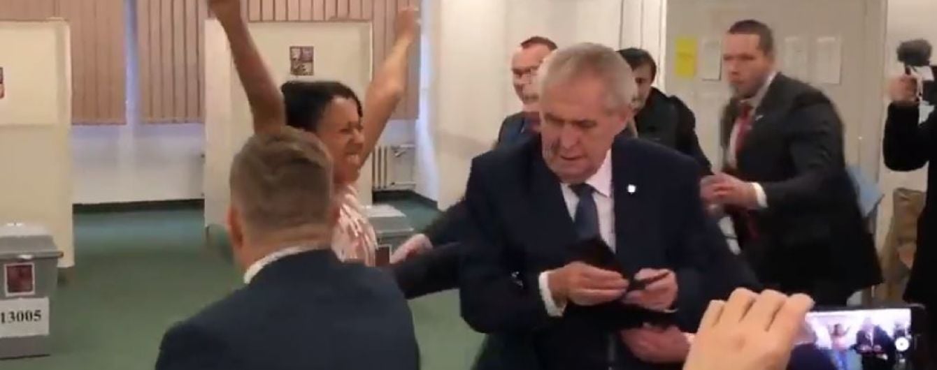 У Чехії активістка Femen з оголеними грудьми кинулася на президента Земана