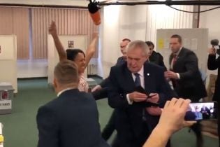 У Чехії активістка Femen з оголеними грудьми кинулася на президента Земана