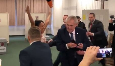 В Чехии активистка Femen с обнаженной грудью бросилась на президента Земана