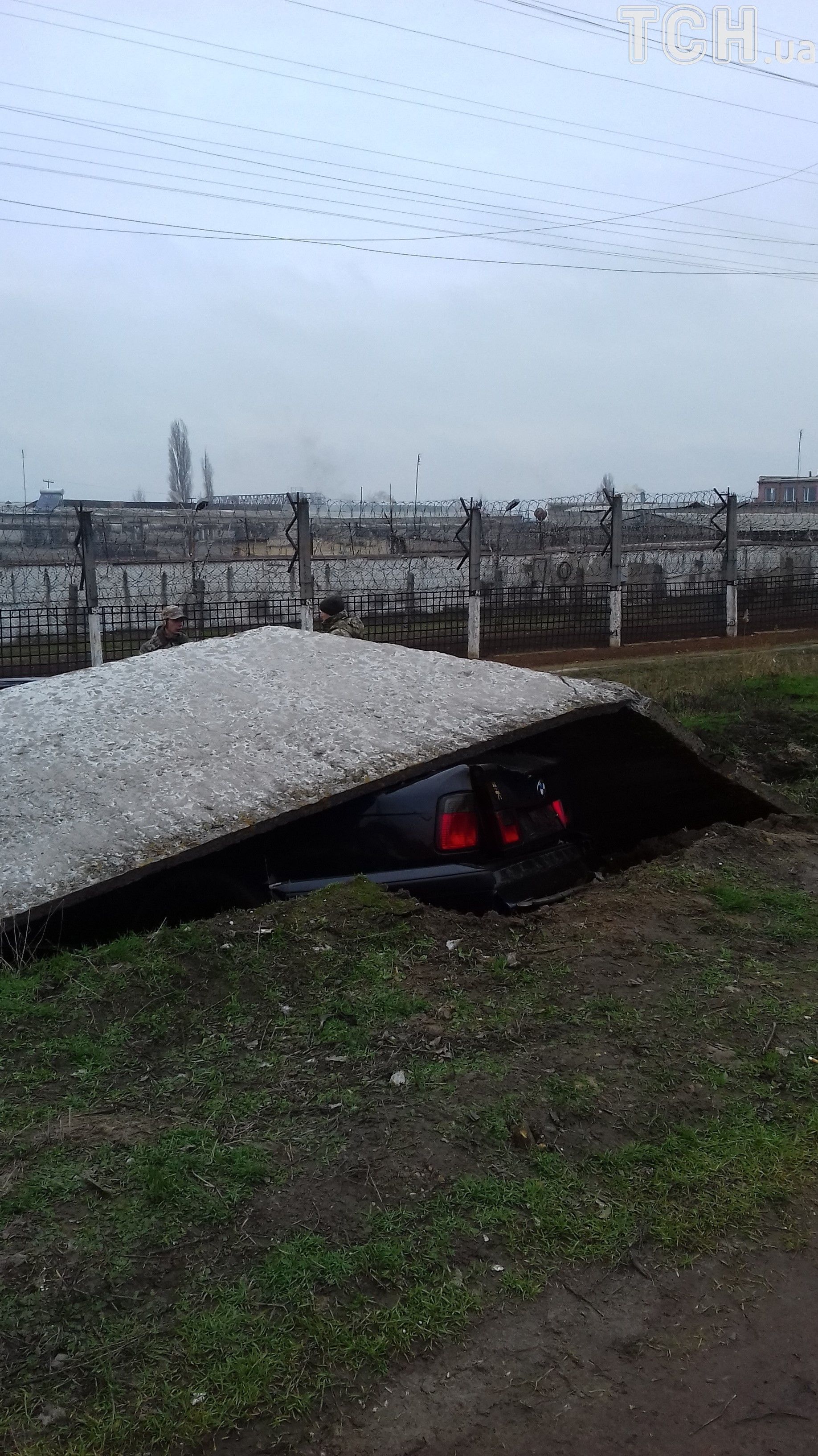 БМВ влетів у колонію в Херсоні