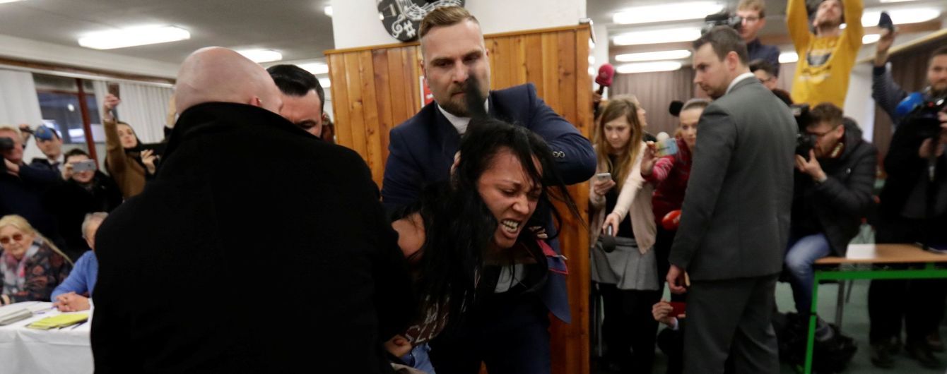 Активістка Femen після нападу на Земана показала фейкове посвідчення журналіста