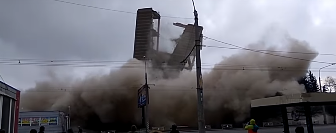 В Полтаве повалили последний остаток корпуса оборонного завода "Знамя"