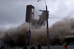 В Полтаве повалили последний остаток корпуса оборонного завода "Знамя"
