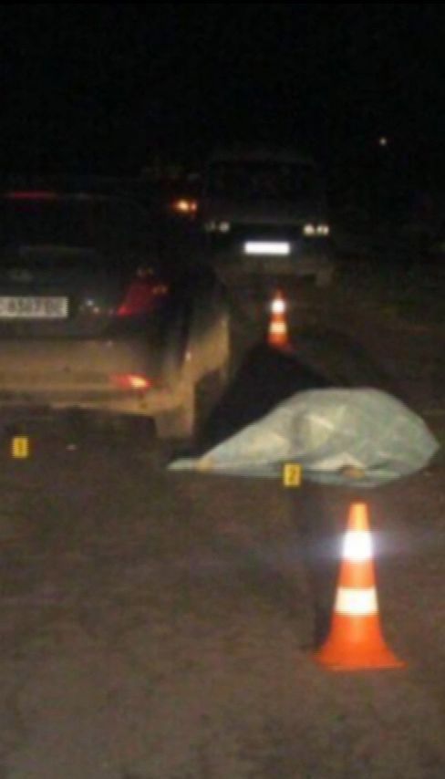 На Львовщине пьяный за рулем протаранил автомобиль и сбил супругов, которые шли по обочине