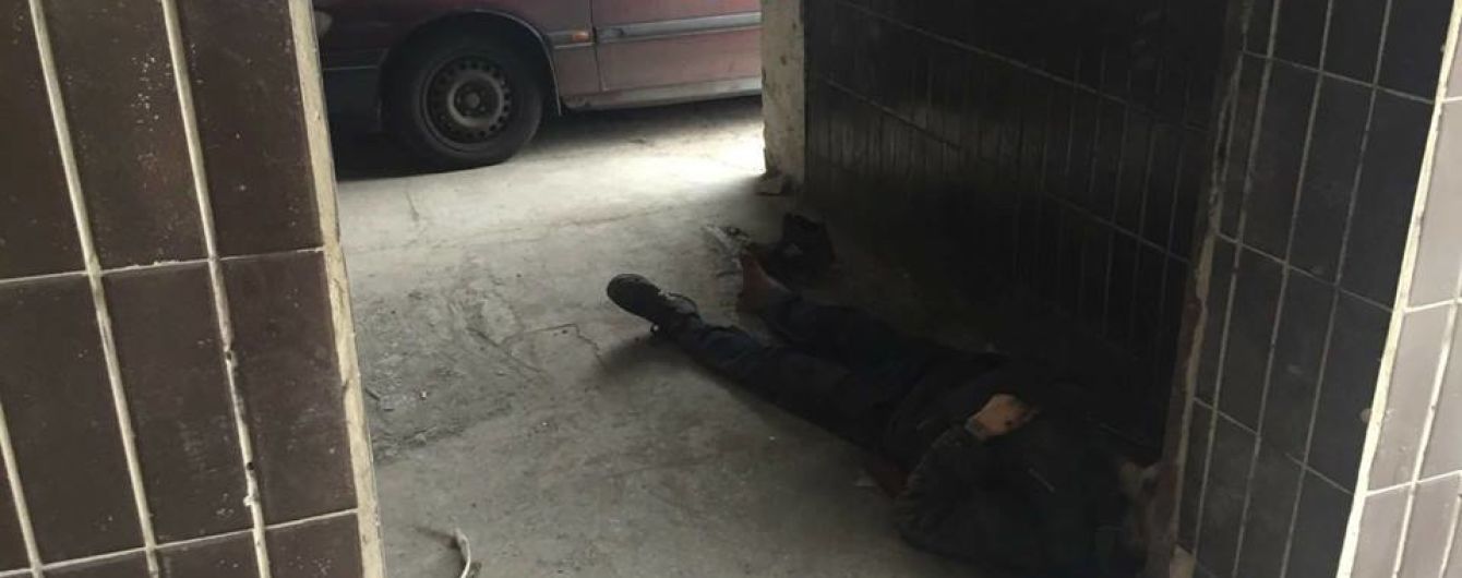 У Києві безхатько помер під стінами лікарні після відмови у лікуванні - соцмережі
