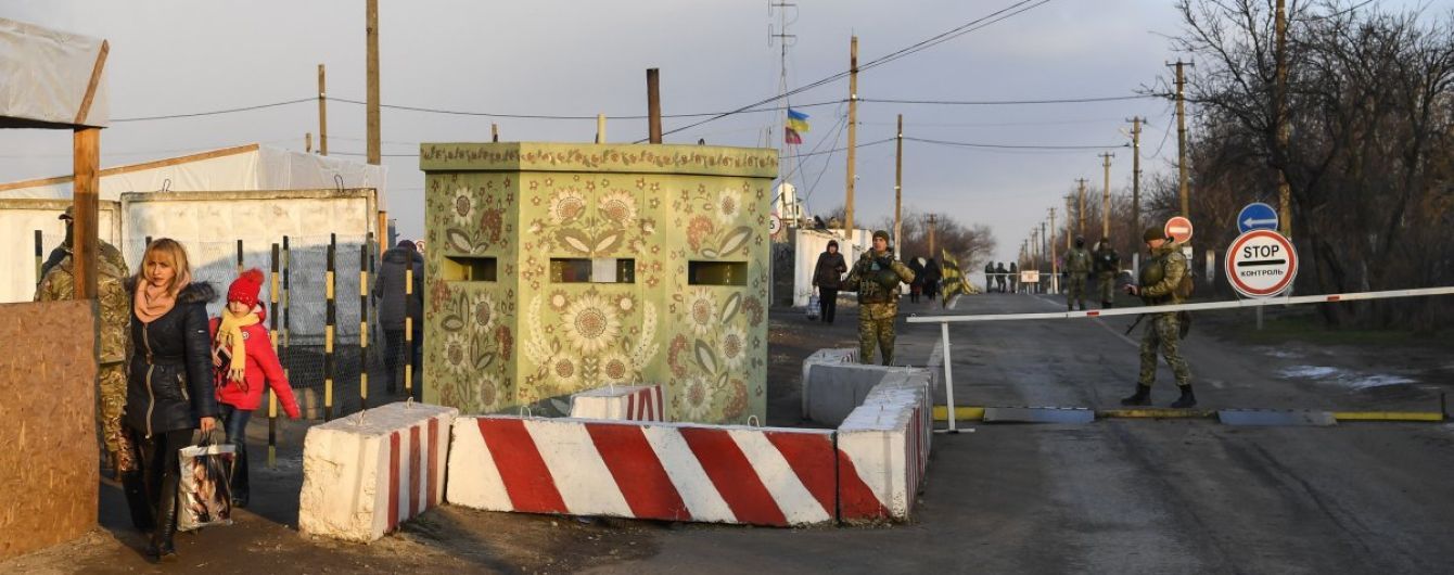 Ситуація на Донбасі: обстріли тривають, втрат немає, пункт пропуску "Гнутове" закриють на добу