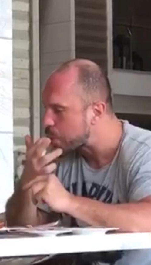 На Балі зняли на відео схожого на Киву чоловіка , який руками їсть з тарілки
