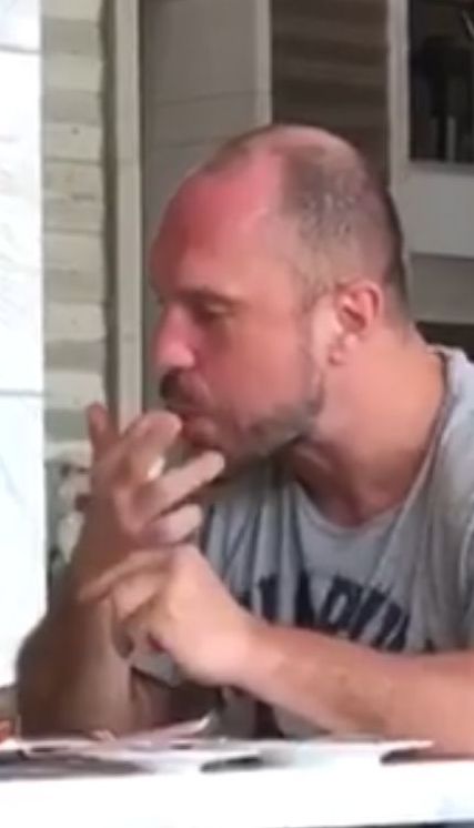 На Бали сняли на видео похожего на Киву мужчину, который руками ест из тарелки