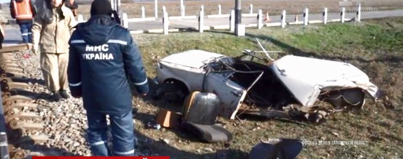 Народилися в сорочці: на Запоріжжі водій і пасажир "Жигулів" вижили після потрапляння під потяг