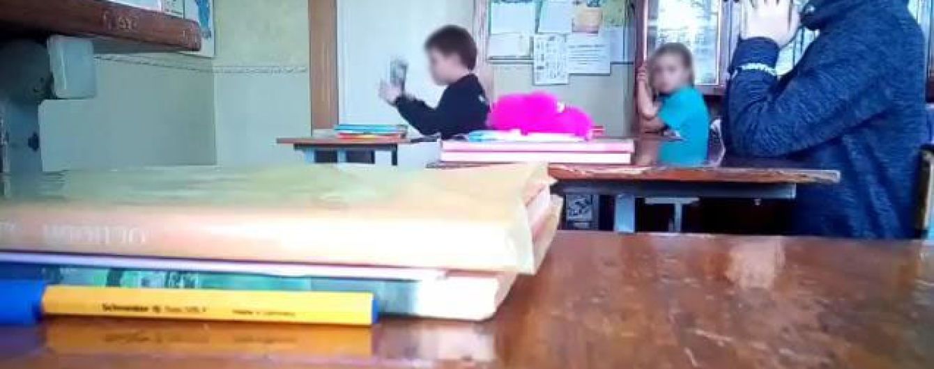"Наш класс жил мирно без тебя". Ученики школы в Запорожье сняли на видео скандальный урок