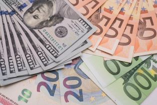 Доллар и евро выросли в цене: сколько стоит валюта в курсах Нацбанка, в обменниках и на "черном" рынке