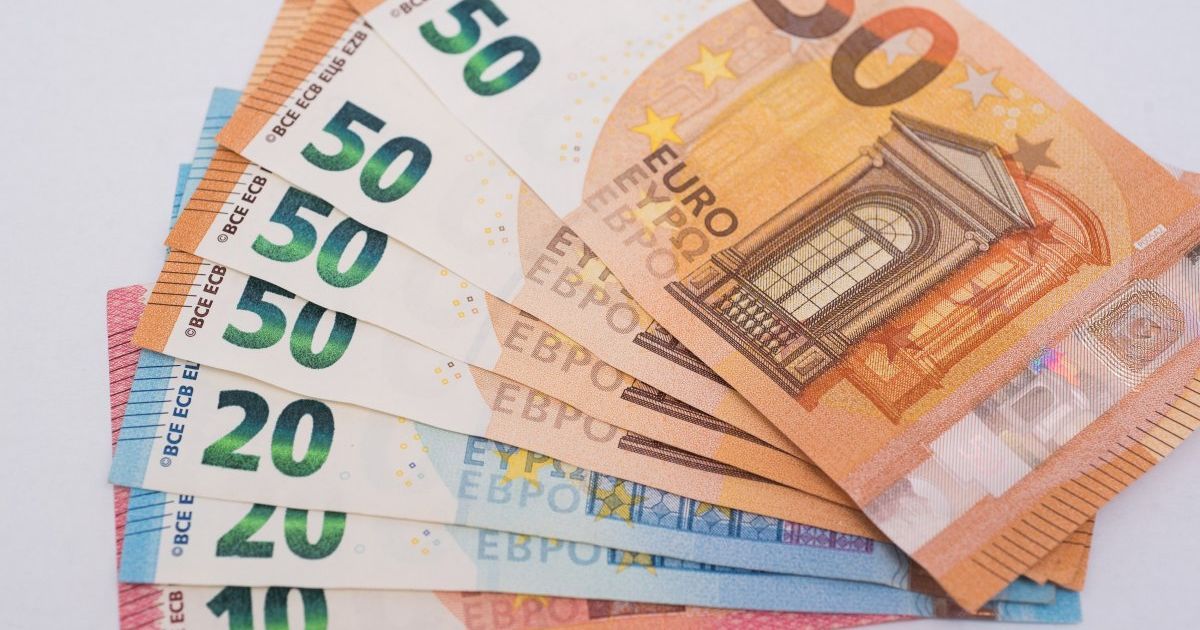 Евро снова подорожал до нового рекорда в курсах Нацбанка. Инфографика