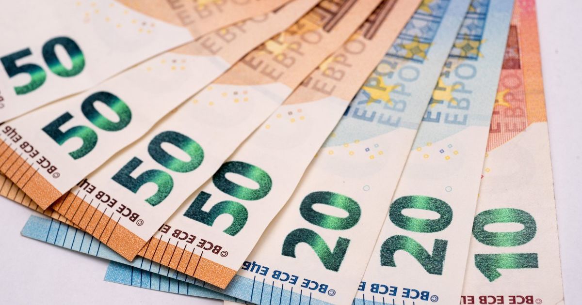Гривна вновь потеряла позиции, а евро установил новый рекорд в курсах Нацбанка. Инфографика