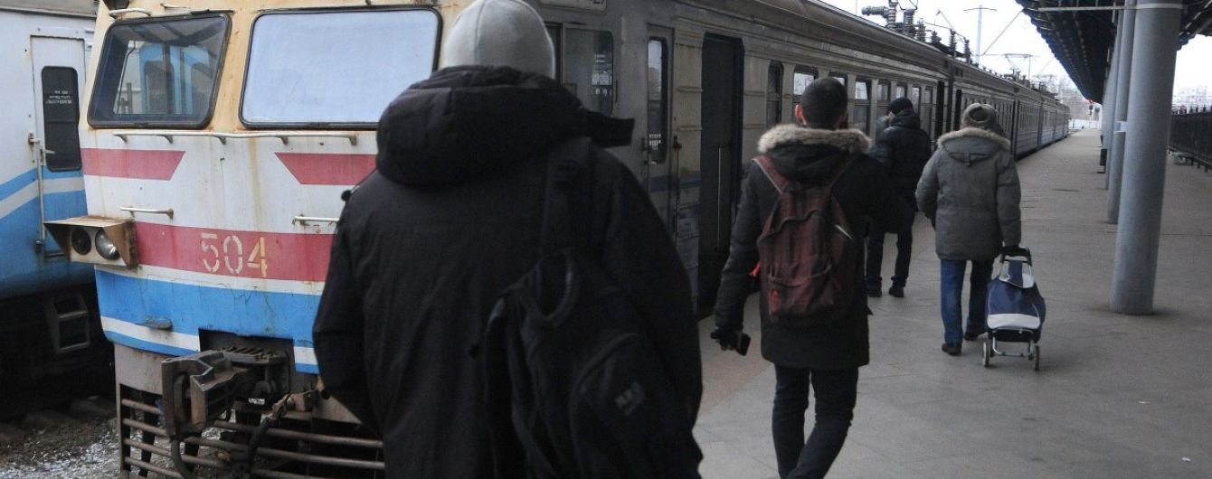 В Киеве электричка сбила мужчину и протащила его по рельсам