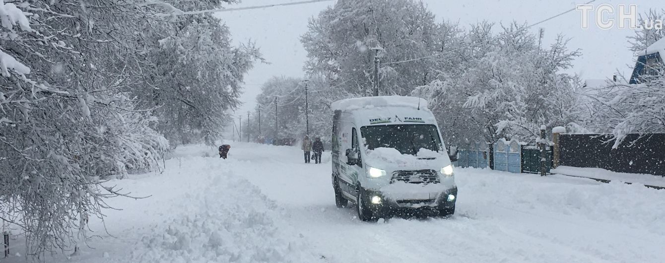Из-за непогоды без света остались полторы сотни сел, а Черновцы засыпало снегом до колен