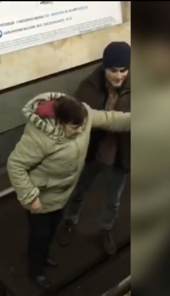 В столичной подземке мужчина совместно с сотрудницей метро спасли женщину, упавшую на рельсы
