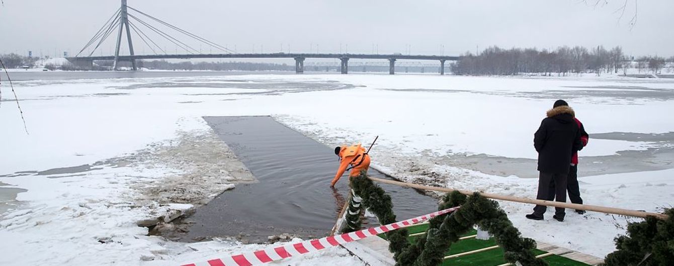 Чи варто пірнати на Водохреще? Що кажуть моржі, медики, священики та рятувальники