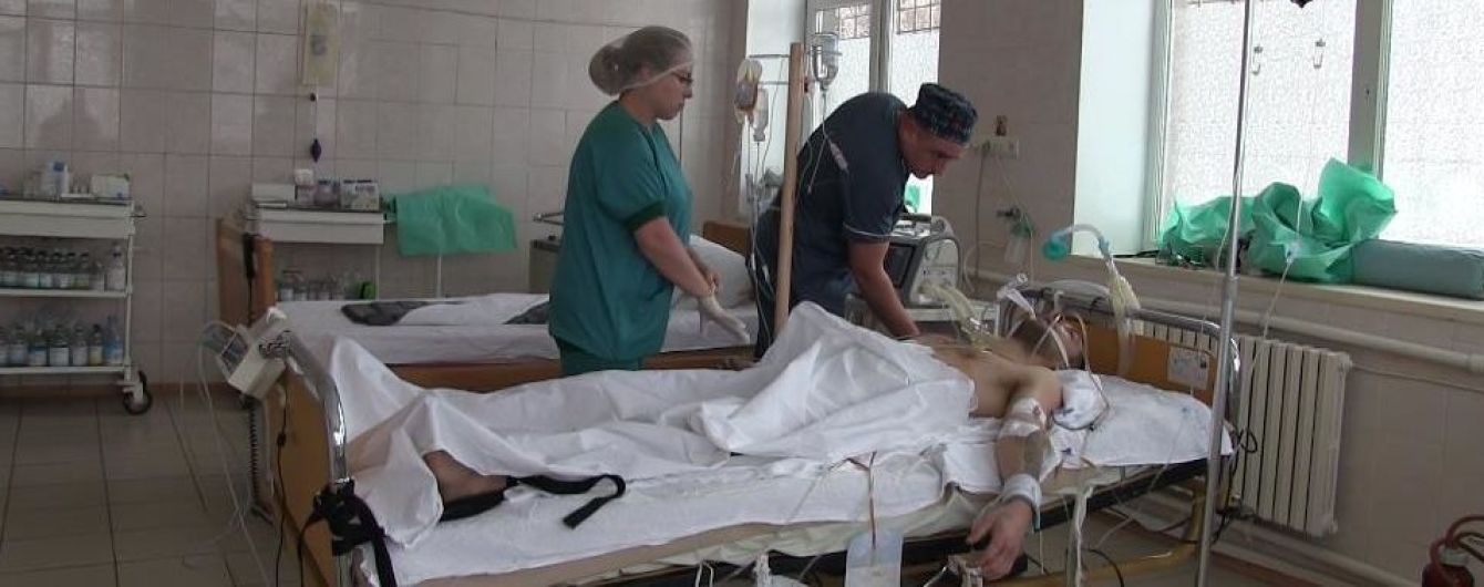 Семь часов украинские врачи спасали брошенного на произвол судьбы раненого боевика