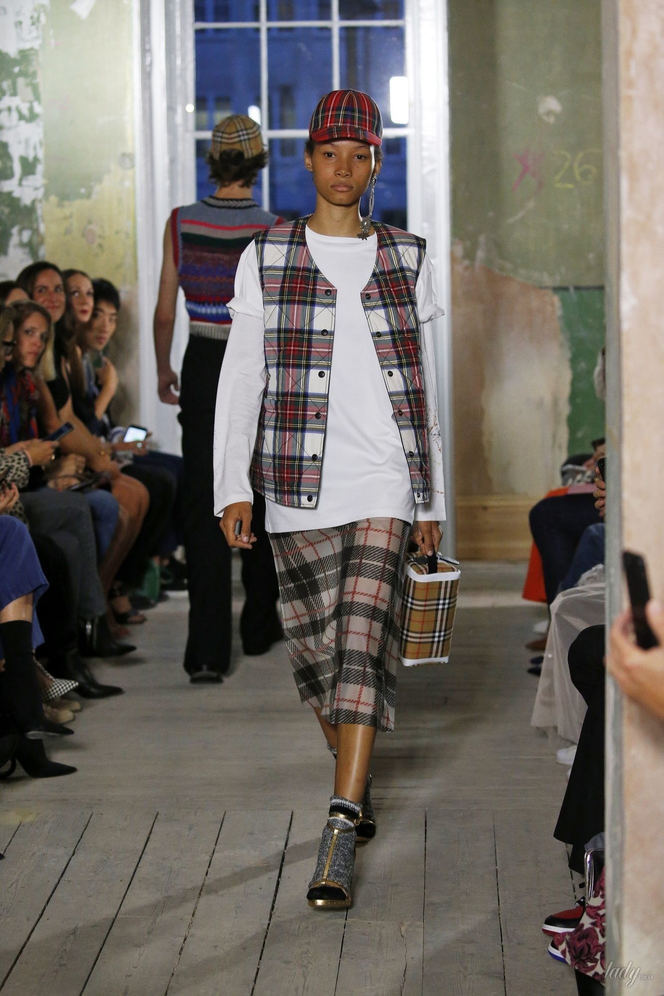 Коллекция Burberry прет-а-порте сезона весна-лето 2018_8