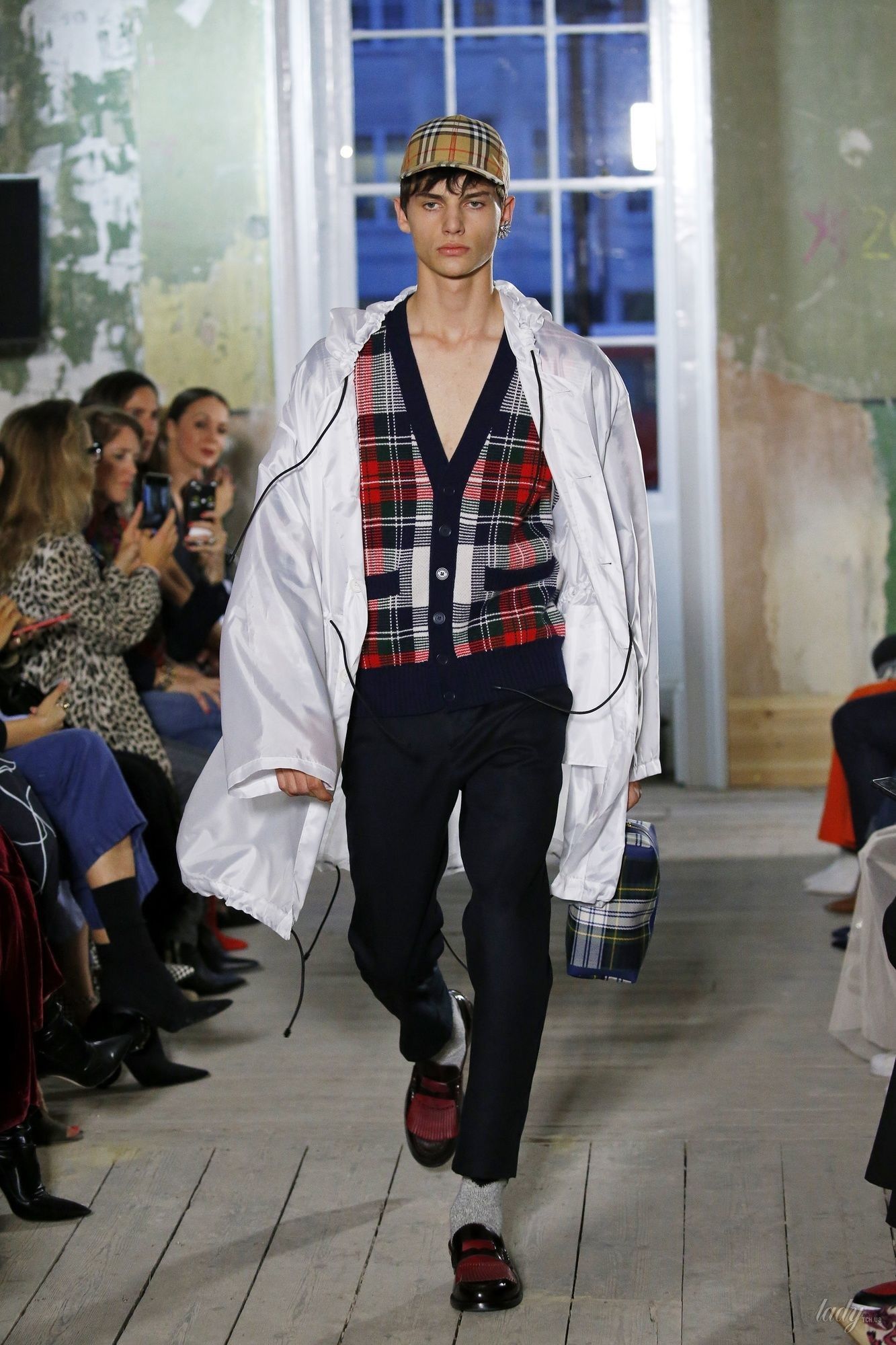 Коллекция Burberry прет-а-порте сезона весна-лето 2018_14
