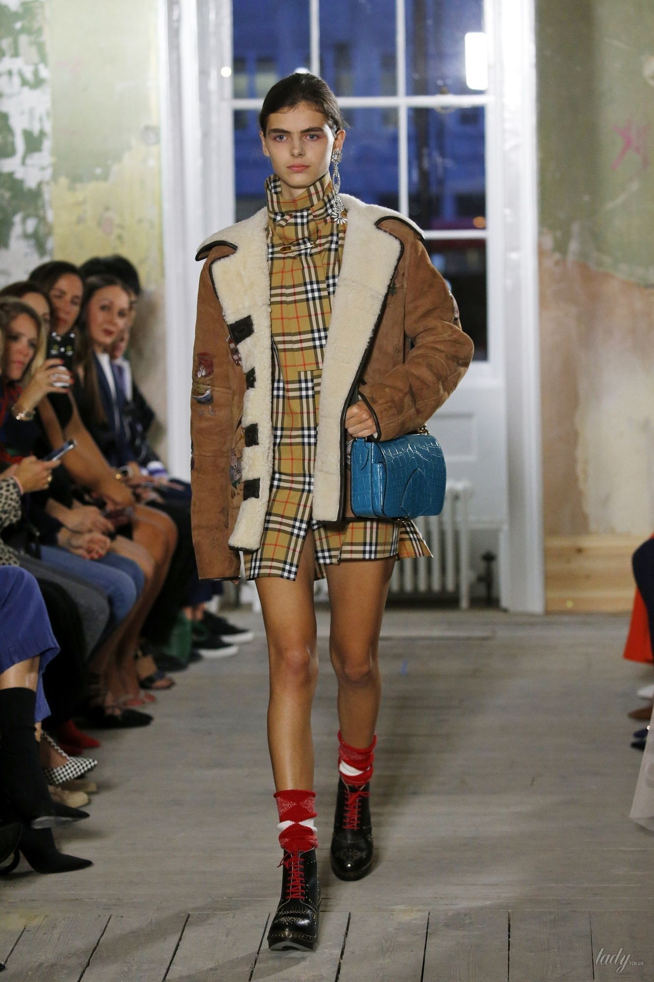 Коллекция Burberry прет-а-порте сезона весна-лето 2018_37