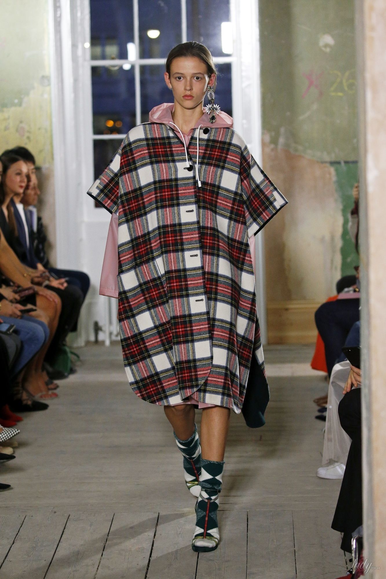 Коллекция Burberry прет-а-порте сезона весна-лето 2018_38