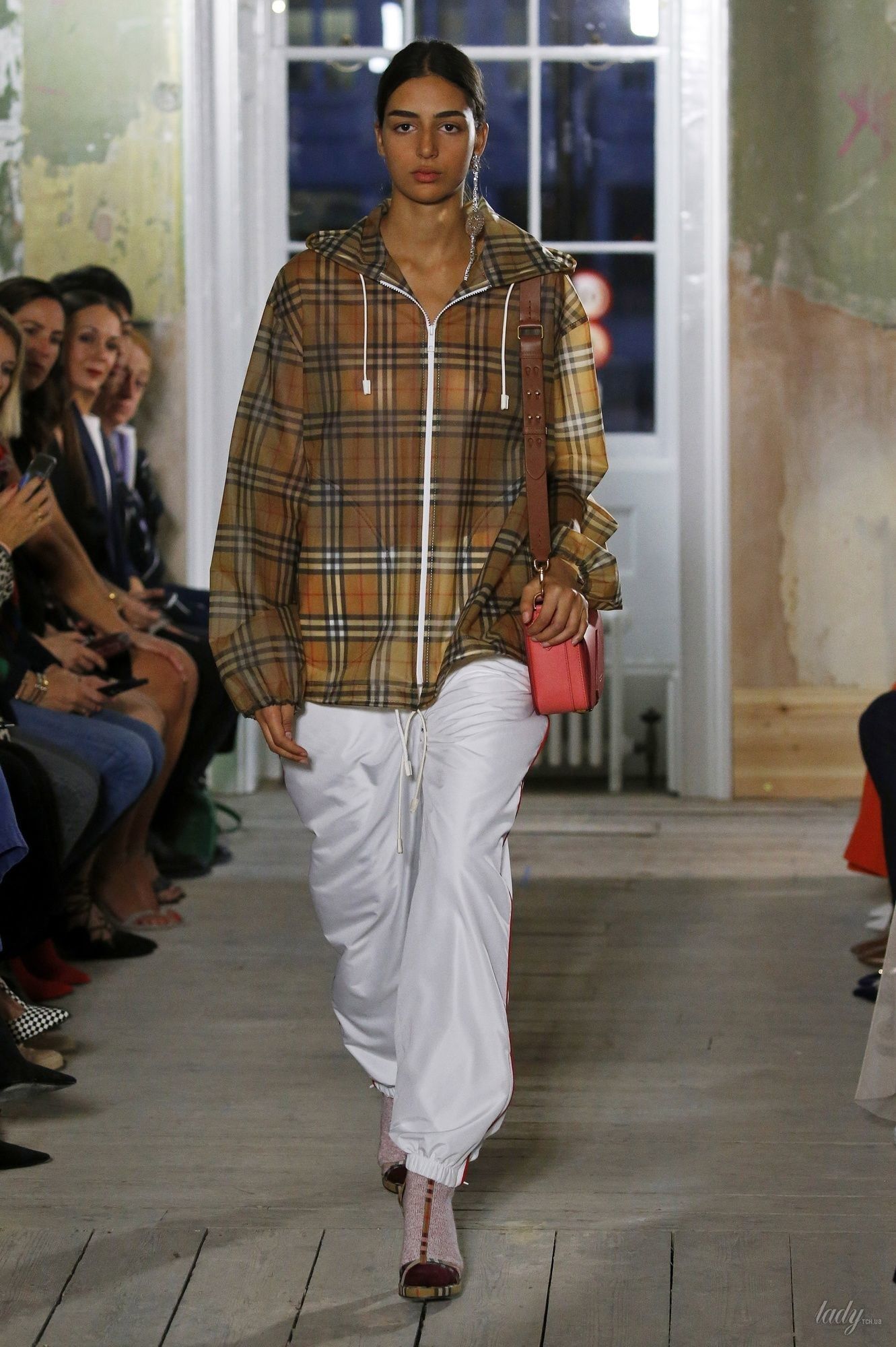 Коллекция Burberry прет-а-порте сезона весна-лето 2018_26
