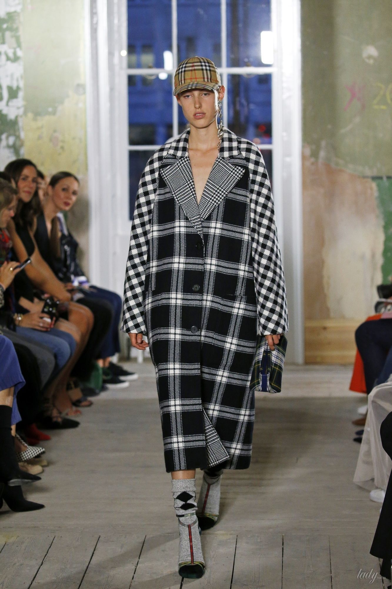 Коллекция Burberry прет-а-порте сезона весна-лето 2018_23