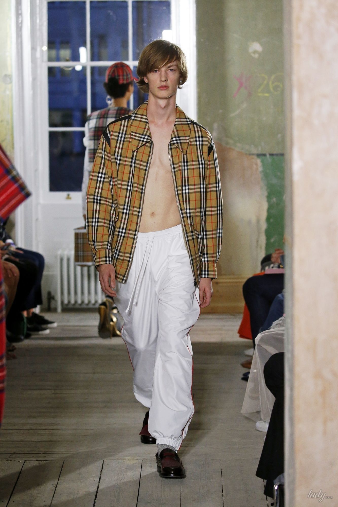 Коллекция Burberry прет-а-порте сезона весна-лето 2018_58