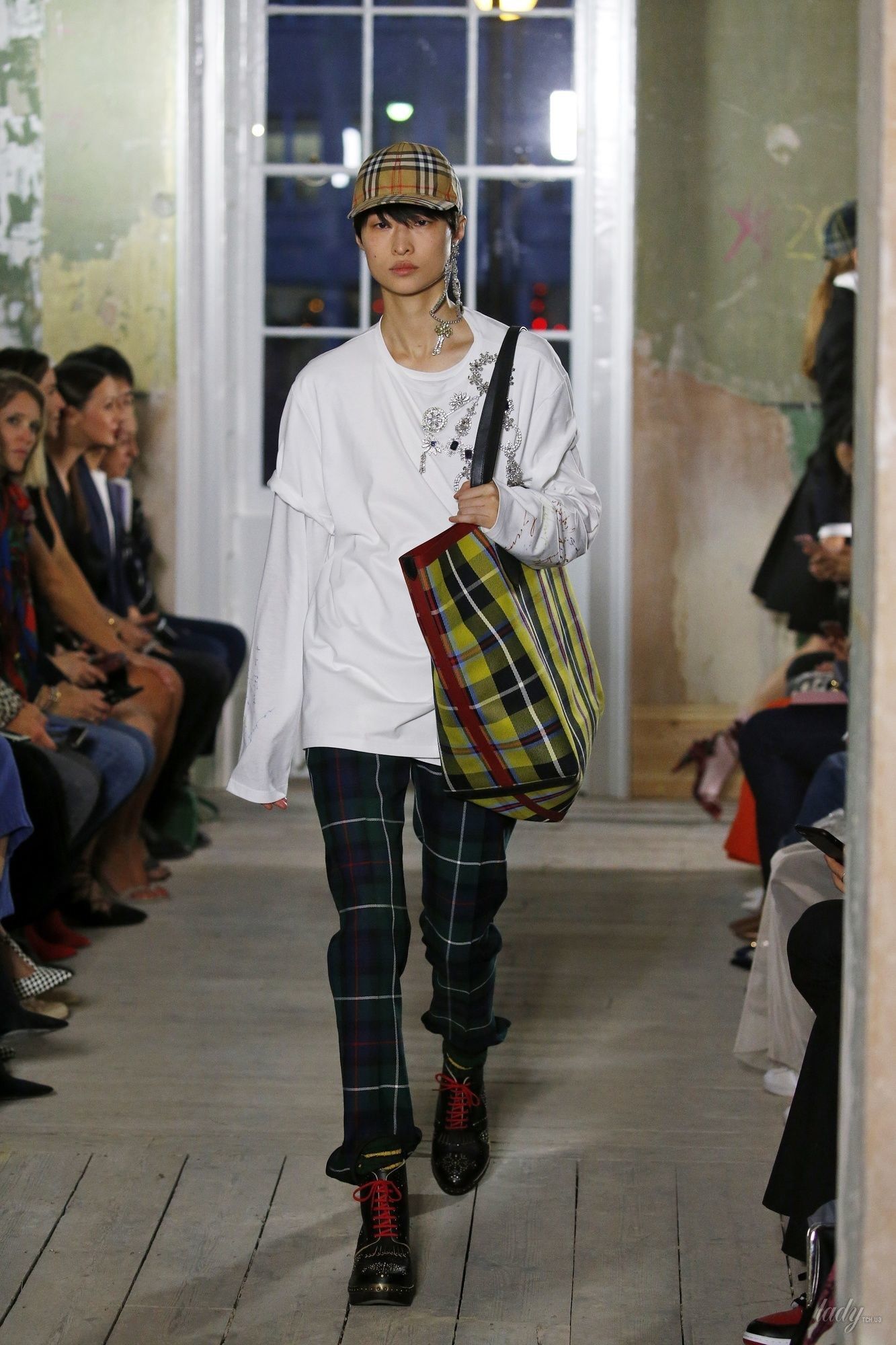 Коллекция Burberry прет-а-порте сезона весна-лето 2018_56