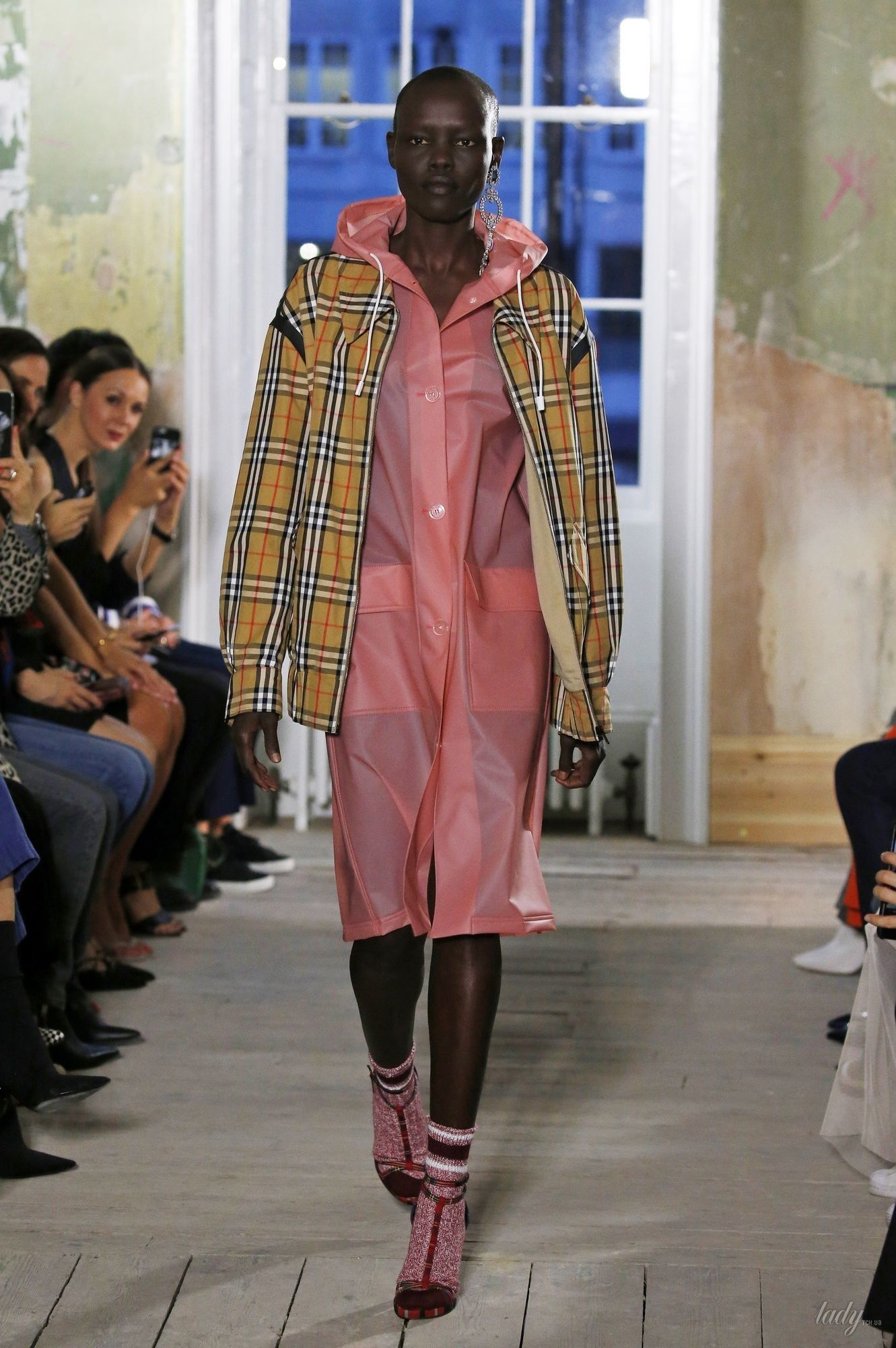 Коллекция Burberry прет-а-порте сезона весна-лето 2018_63