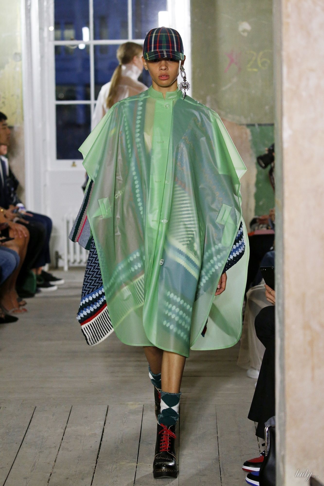 Коллекция Burberry прет-а-порте сезона весна-лето 2018_44