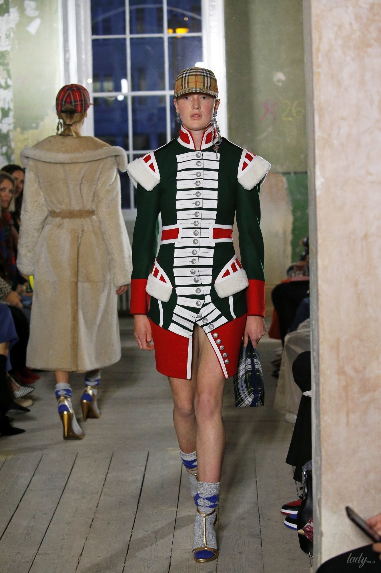 Коллекция Burberry прет-а-порте сезона весна-лето 2018_57