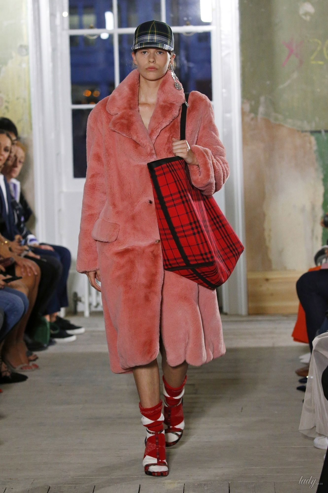 Коллекция Burberry прет-а-порте сезона весна-лето 2018_48