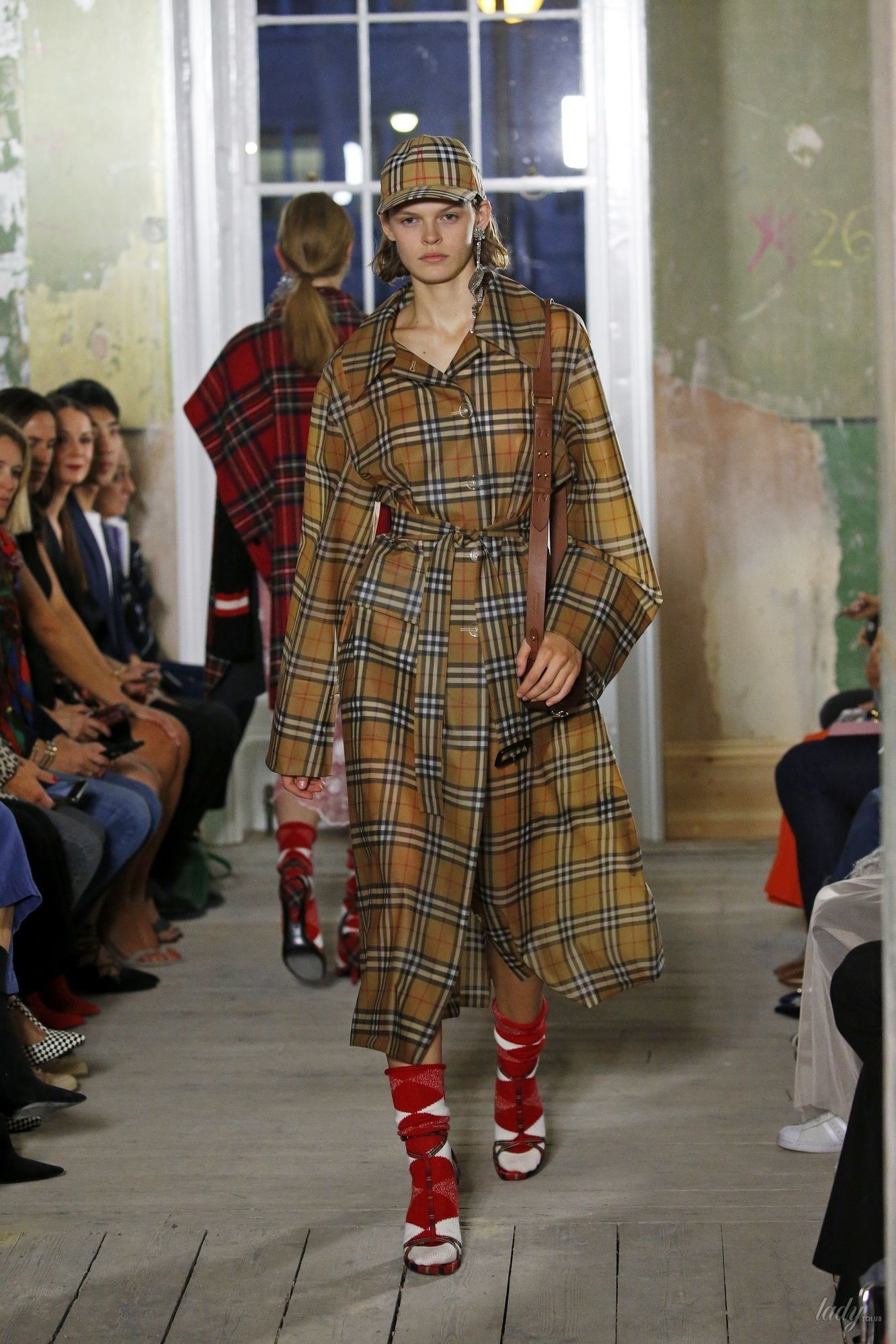 Коллекция Burberry прет-а-порте сезона весна-лето 2018_46